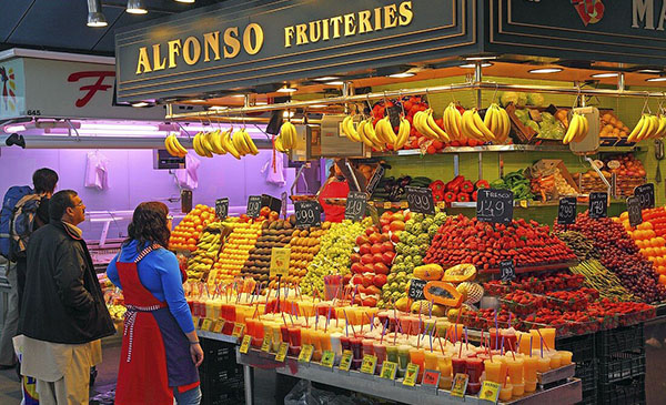 Kunden am Obst- und Gem黶estand (Mercat de St. Josep (Boqueria), Ramblas, Barcelona, Spanien)
