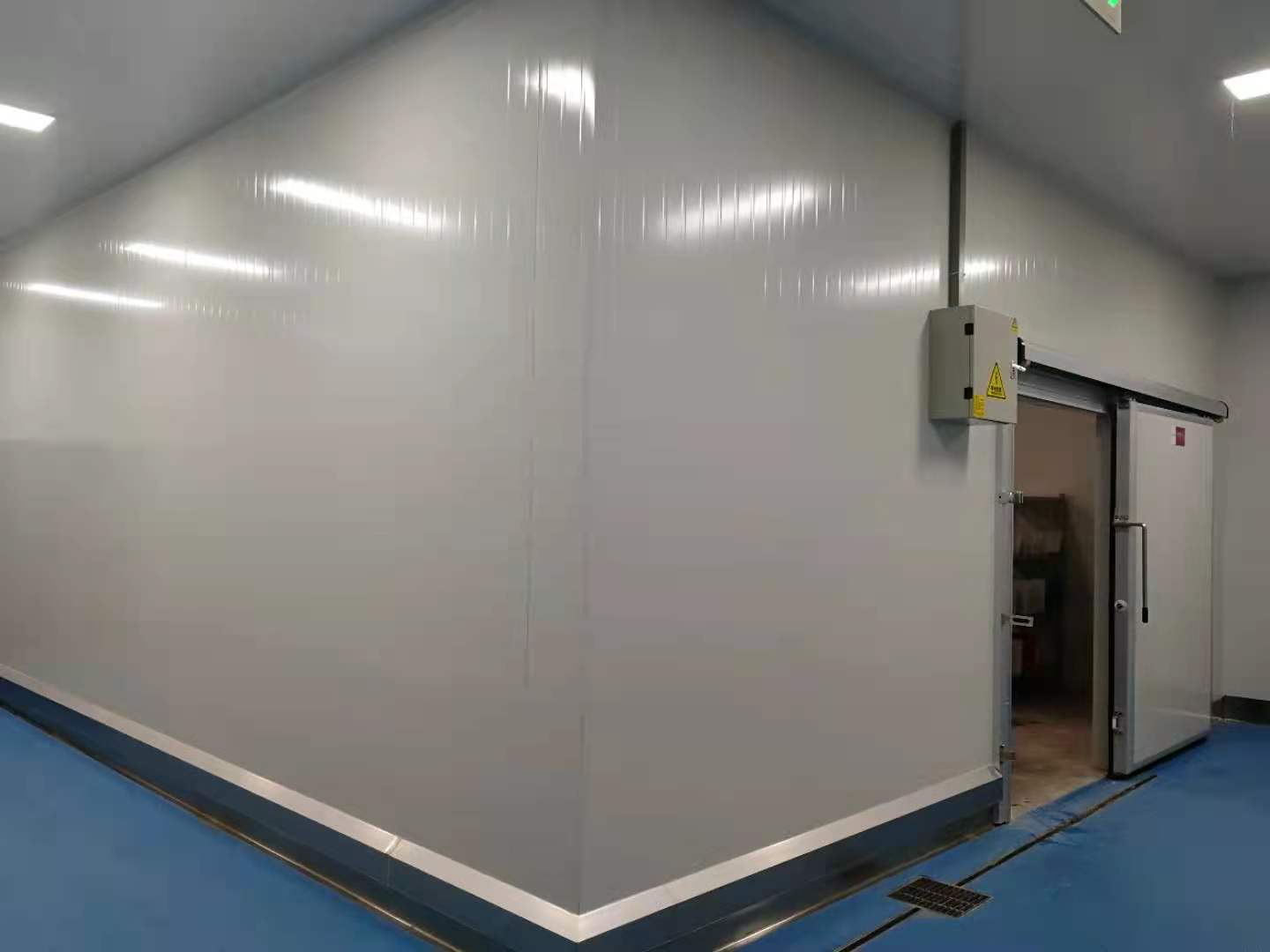 What is the difference between gas-conditioning storage installation and traditional cold storage?