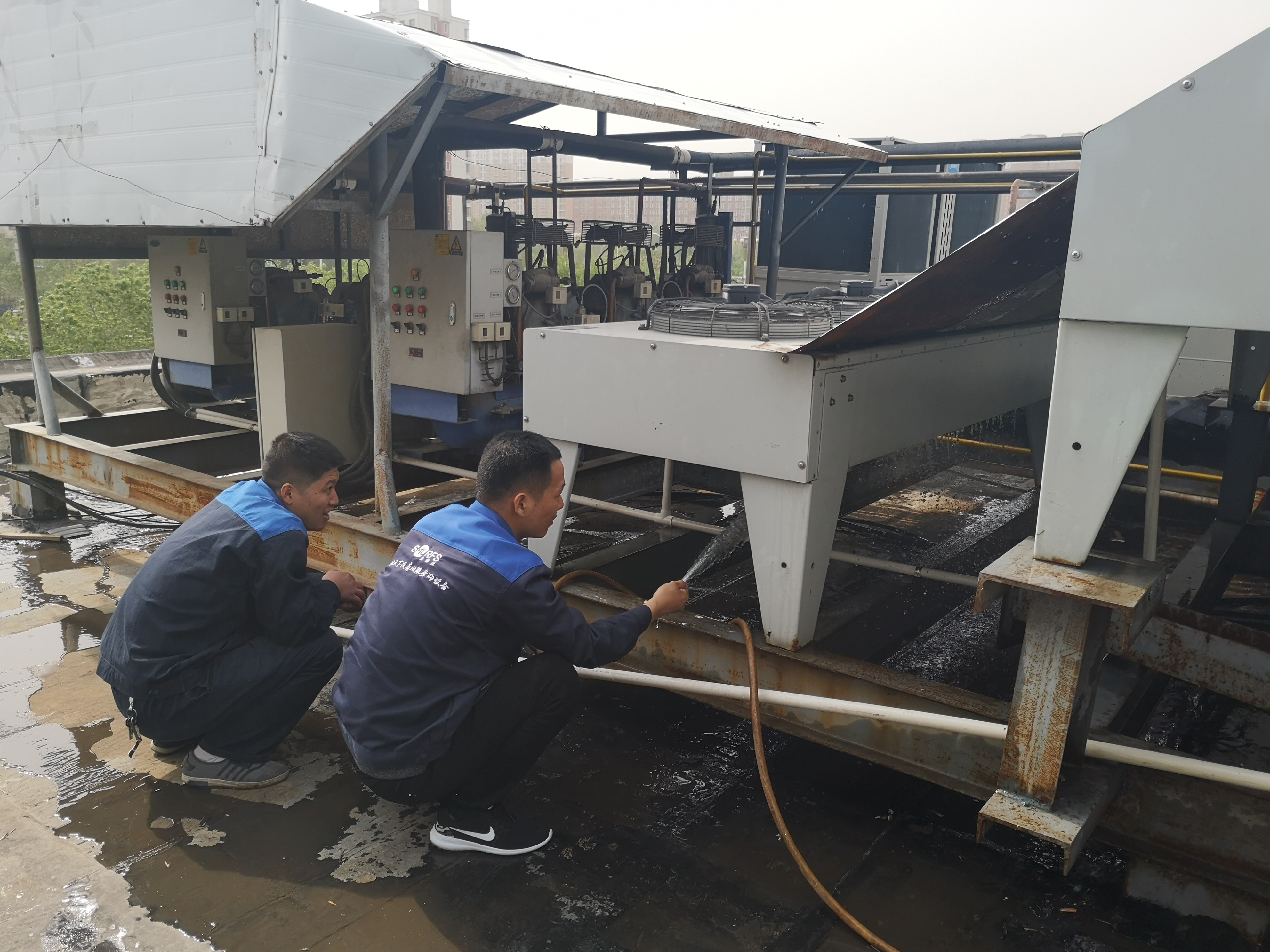 cleaning-air-cooled-condensing-unit-fins