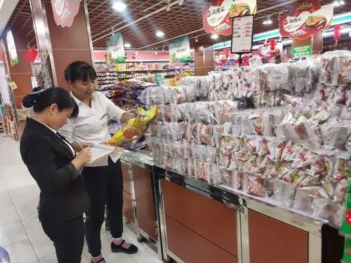 How should the super store manager patrol the store?