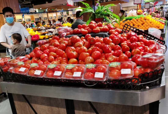From the comparison of two sets of displays, see how supermarkets determine the display style of vegetables and fruits